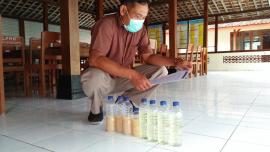 Darurat Covid-19 Pemdes Grogol Bagikan Disinfektan